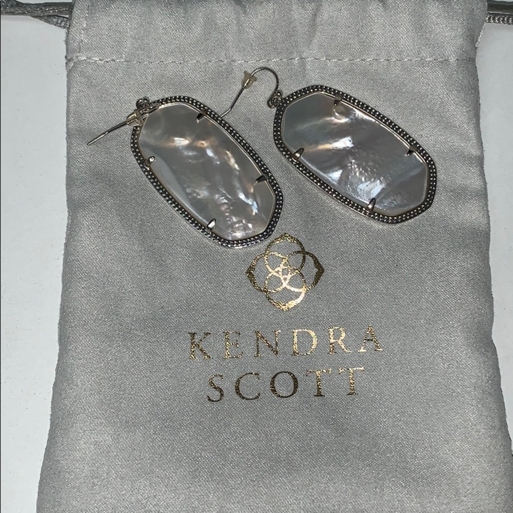 NWOT KENDRA SCOT DANIELLE IVORY PEARL EARRINGS
